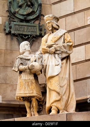 Dettaglio delle figure in pietra alla base del monumento a Colombo nella zona vecchia della città del centro della città di Barcellona Catalonia Spagna Foto Stock