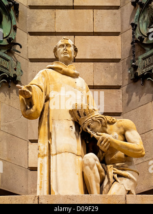 Dettaglio delle figure in pietra alla base del monumento a Colombo nella zona vecchia della città del centro della città di Barcellona Catalonia Spagna Foto Stock