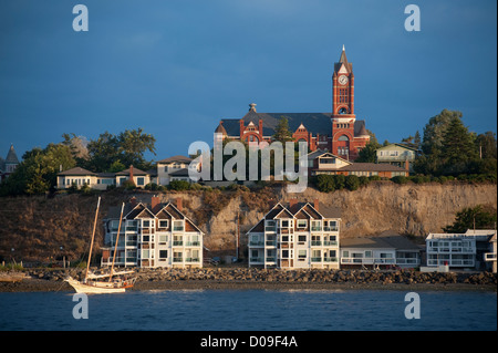 Un punto di riferimento centrale di Port Townsend, Washington, è il 100-piede di clock tower di rosso mattone Jefferson County Courthouse. Foto Stock