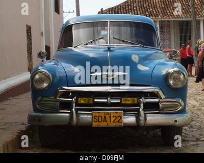 Blu classico americano degli anni cinquanta, auto in Trinidad Cuba parcheggiato nella tipica strada cubano Foto Stock