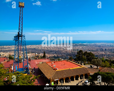 La piattaforma di osservazione al parco di divertimenti di Tibidabo su una montagna che domina la città di Barcellona Catalonia Spagna Foto Stock