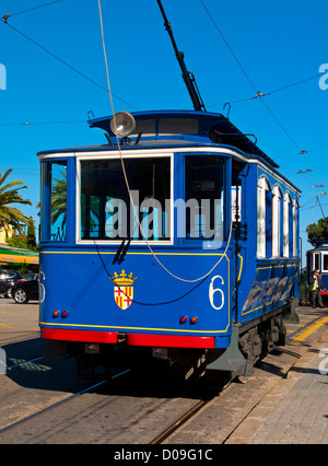 Tram blu utilizzato per i passeggeri del traghetto per la vetta del Monte Tibidabo nel nord della città di Barcellona Catalonia Spagna Foto Stock