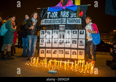 Parigi, Francia, gruppo persone, donne, Candlelight Memorial, transgender internazionale, Transsexual Memorial Day, "T-Dor", proteste in strada di notte, omofobia trasfobia Foto Stock