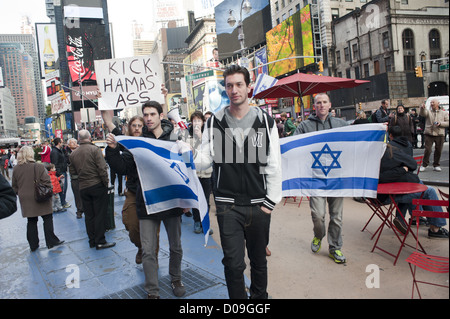 Dimostranti Pro-Israel marzo attraverso Times Square a Manhattan per protestare razzi palestinesi attentati in Israele, nov. 18, 2012. Foto Stock