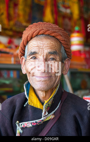 Visite pellegrino tea shop nel mercato, Shigatse, nel Tibet, Cina Foto Stock