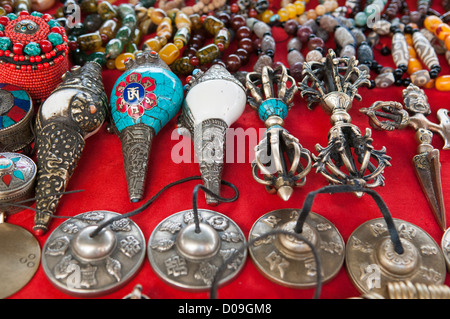 Conchiglia di corna, perline e oggetti religiosi in stallo di souvenir, Shigatse, nel Tibet Foto Stock