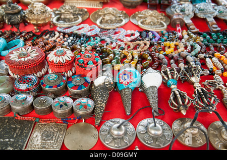 Conchiglia di corna, perline e oggetti religiosi in stallo di souvenir, Shigatse, nel Tibet Foto Stock