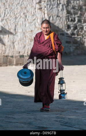 Inizio faccende mattutine occupare monaco buddista, Tashilhunpo Monastero, Shigatse, nel Tibet, Cina Foto Stock