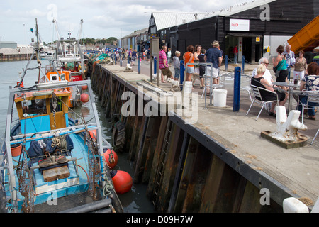 Whitstable Harbour barche per la pesca di frutti di mare della costa del Kent England Regno Unito Foto Stock