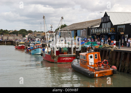 Whitstable Harbour barche per la pesca di frutti di mare della costa del Kent England Regno Unito Foto Stock