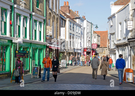 People Shopping in Palace Street Canterbury in Inghilterra. Noto al re di miglio ha privato molti negozi e caffetterie. Foto Stock