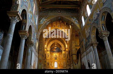 Vista interna di archi e l'abside del Duomo di Monreale in Sicilia Foto Stock