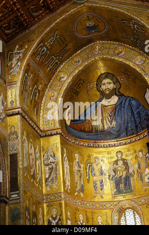 Vista interna dell'abside del Duomo di Monreale in Sicilia con il suo Cristo Pantocratore Foto Stock