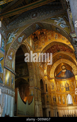 Vista interna dell'abside del Duomo di Monreale in Sicilia con i suoi mosaici dorati Foto Stock