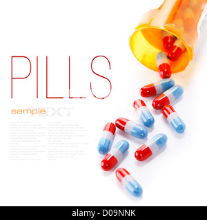 Pills fuoriuscita di pillola bottiglia isolato su bianco (con il campione di testo) Foto Stock