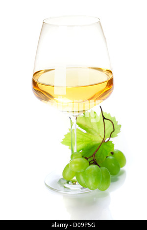 Wineglass con il vino bianco e i mosti di uve Foto Stock