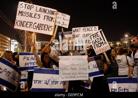 Un gruppo assortito di destri, coloni e religiosi tiene cartelli mentre si riuniscono in Piazza Rabin di Tel Aviv per un raduno a sostegno dell'operazione militare israeliana contro i militanti palestinesi Hammas nella striscia di Gaza Foto Stock