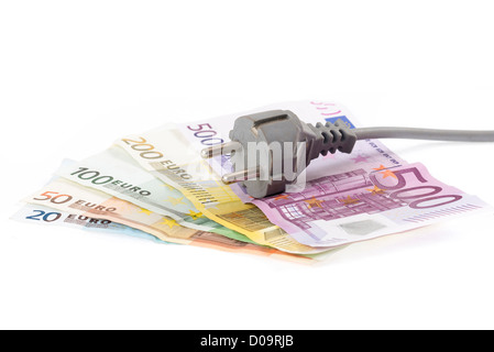 Le banconote in euro con cavo di fronte a uno sfondo bianco Foto Stock