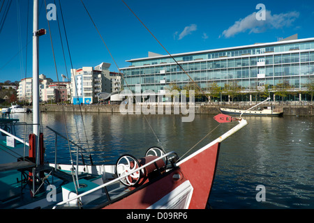 Il Floating Harbour, Bristol con appartamenti moderni sul lontano quayside, un esempio di rigenerazione di un ex area industriale Foto Stock