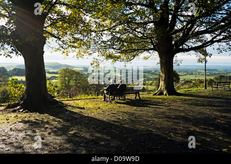 Due persone adulte seduta su una panchina si affaccia sulla splendida campagna di Dorset. L'autunno è venuta. Park a piedi, Shaftesbury, Dorset Foto Stock