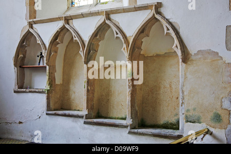 Una vista della piscina e triple sedilla nel presbiterio della chiesa di San Pietro e di San Paolo a Mautby, Norfolk, Inghilterra, Regno Unito. Foto Stock