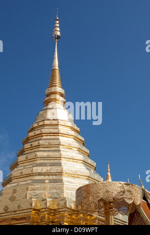 GOLDEN CHEDI O STUPA al Wat Phra That Doi Suthep Temple Chiang Mai Thailandia ASIA Foto Stock