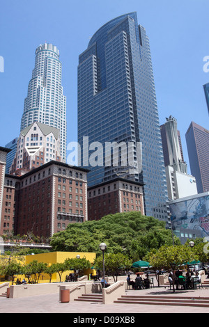 Vista della US Bank TOWER E LOS ANGELES SKYLINE VISTO DA PERSHING SQUARE LOS ANGELES CALIFORNIA USA STATI UNITI Foto Stock