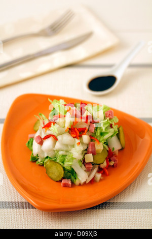 Con insalata di cavolo cinese, prosciutto e formaggio. Ricetta disponibile. Foto Stock