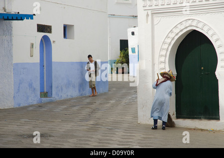 Una scena di strada in Asilah medina del Marocco Foto Stock