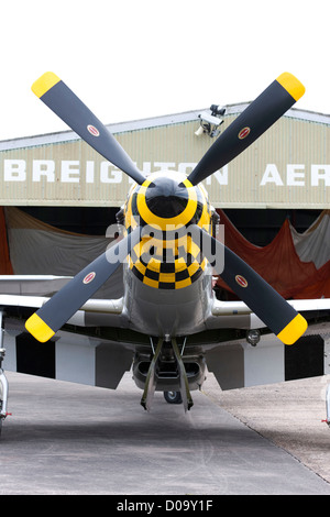 North American P51-D Mustang 'Janie' LH-F 414419 G-MSTG parcheggiata fuori appendiabiti a Breighton Airfield Foto Stock