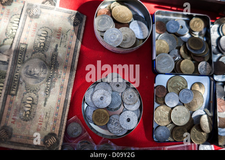 Vecchia dracma greca di monete e banconote in vendita durante il sabato il bazaar di antiquariato in Bit Bazaar mercatino dell'antiquariato di Salonicco Foto Stock