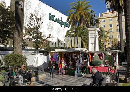 EL Corte Ingles department store in PLAZA DEL DUQUE DE LA VICTORIA BUILDING statua del pittore VELAZQUEZ Siviglia Andalusia Spagna Foto Stock