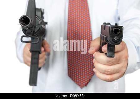 L'uomo gravi con una pistola pronta a sparare Foto Stock