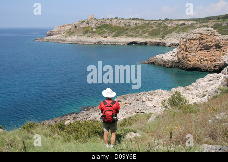 Walker sulla via costiera a nord di Gallipoli, Puglia, Italia meridionale Foto Stock