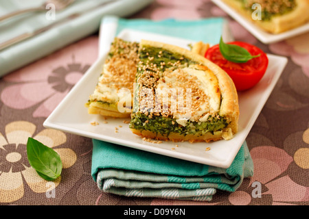 Pasta sfoglia con spinaci e formaggio di capra. Ricetta disponibile. Foto Stock