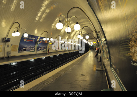 La Citè La stazione della metropolitana di Parigi Francia Foto Stock