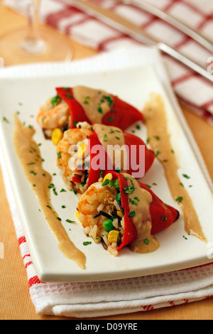 Farcite 'piquillo' peperoni con riso selvatico e gamberi. Ricetta disponibile. Foto Stock