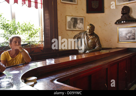 BAR FLORIDITA, LA HABANA, CUBA, con la statua di ERNEST HEMMINGWAY IN ANGOLO DEL BAR. Foto Stock