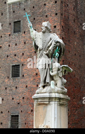 La statua barocca di San Giovanni di Nepomuk a Castello Sforzesco, Castello Sforzesco di Milano, Italia, Europa. Foto Stock