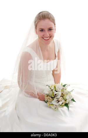 Giovane bella sposa con bouquet è sorridente su sfondo bianco Foto Stock