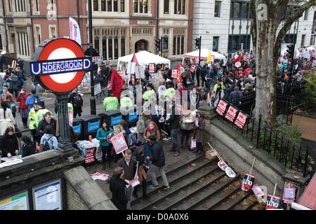 Londra, Regno Unito. Il 21 novembre 2012. Migliaia di studenti hanno marciato attraverso il centro di Londra oggi sotto lo slogan di "educare, impiegano, empower". Malgrado i timori da parte degli agenti di polizia e gli organizzatori degli studenti di una ripetizione della violenza visibile in corrispondenza di un analogo di dimostrazione nel 2010, il mese di marzo è rimasto tranquillo. George Henton / Alamy Live News. Foto Stock