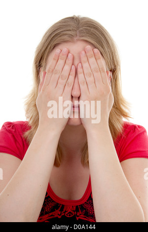Giovane donna bionda che copre i suoi occhi: vedere alcun male, isolato su sfondo bianco Foto Stock