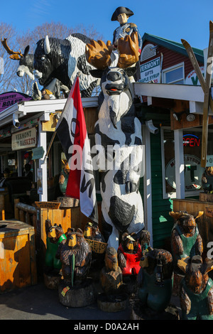 Animali scolpiti ornano il grande Alce Deli & Country Store in Hoosick, New York. Foto Stock