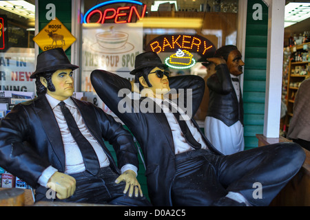 Le figure di John Belushi e Dan Ackroyd al numero come the Blues Brothers decorare il grande Alce Deli & Country Store in Hoosick, New York. Foto Stock