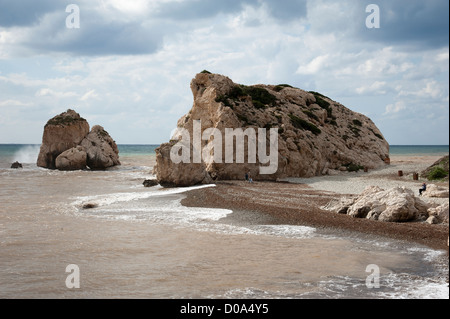 Petra tou Romiou leggendario luogo di Afrodite il luogo di nascita di Afrodite rock sulla costa meridionale di Cipro Foto Stock