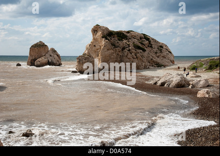 Petra tou Romiou leggendario luogo di Afrodite il luogo di nascita di Afrodite rock sulla costa meridionale di Cipro Foto Stock