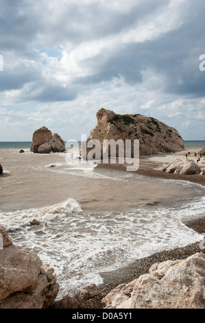 Petra tou Romiou leggendario luogo di Afrodite il luogo di nascita di Afrodite rock sulla costa meridionale di Cipro Foto Stock