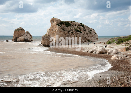 Petra tou Romiou leggendario luogo di Afrodite il luogo di nascita di Afrodite rock sulla costa meridionale di Cipro Foto Stock