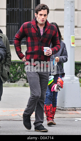 Penn Badgley sul set di "Gossip Girl' di New York City, Stati Uniti d'America - 30.11.10 Foto Stock