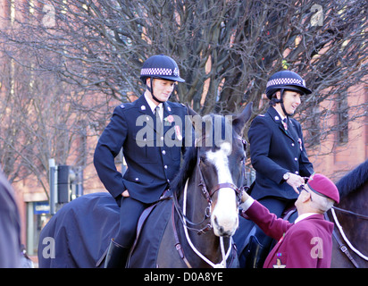 Polizia montata in Leeds City Centre Foto Stock